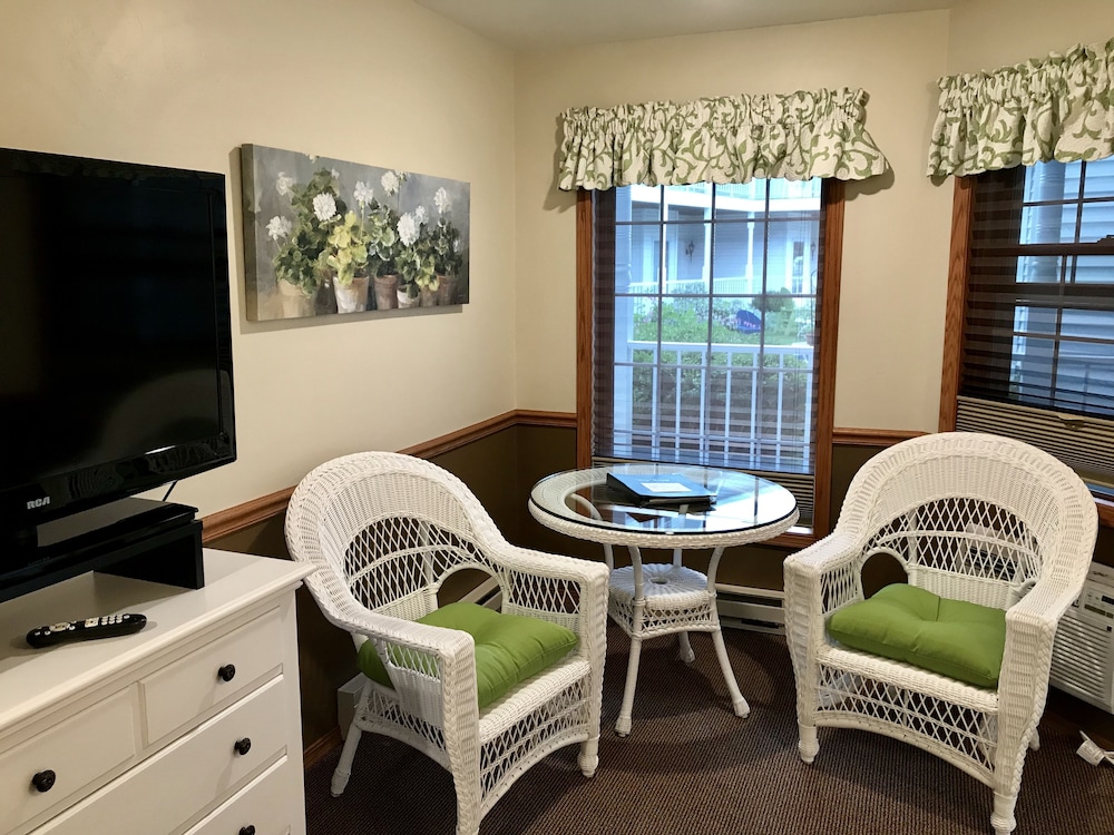 Queen, Garden View with Rain Shower on First Floor only
