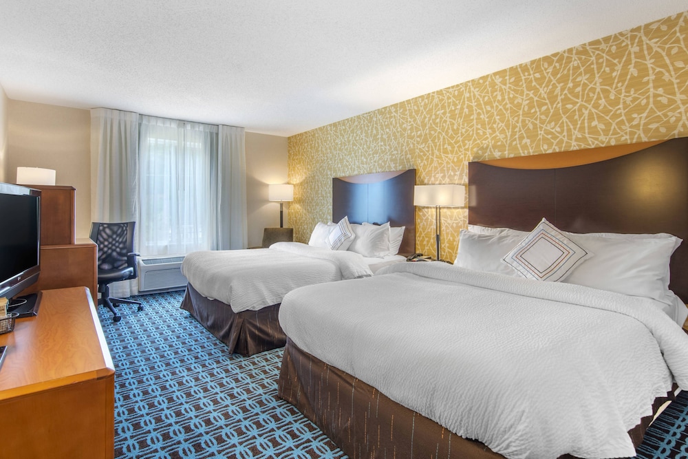 Room, 2 Queen Beds (Mobility/Hearing Access, Roll-In Shwr) photo 3