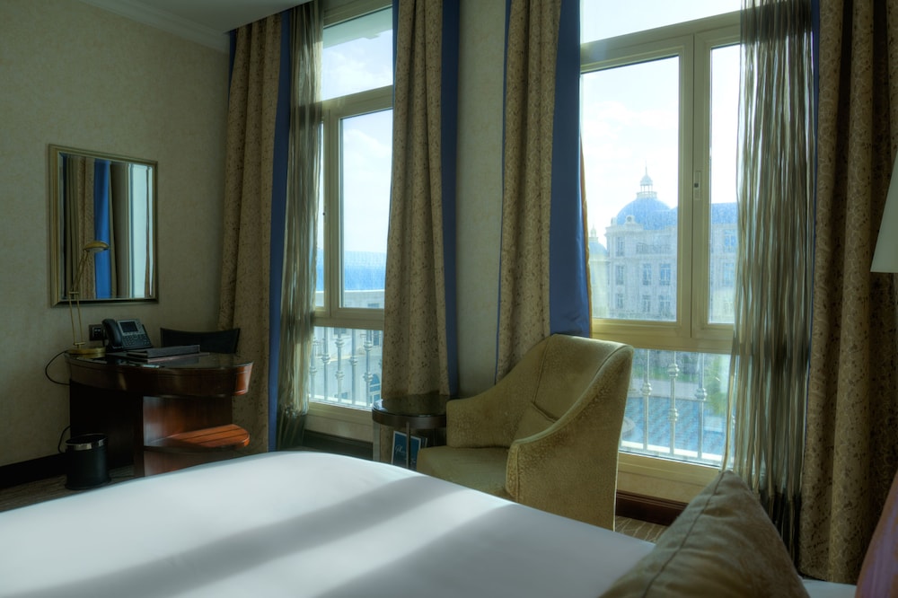 Executive Room, 1 Bedroom, Club Lounge Access, Pool View (Royal Pool Room)