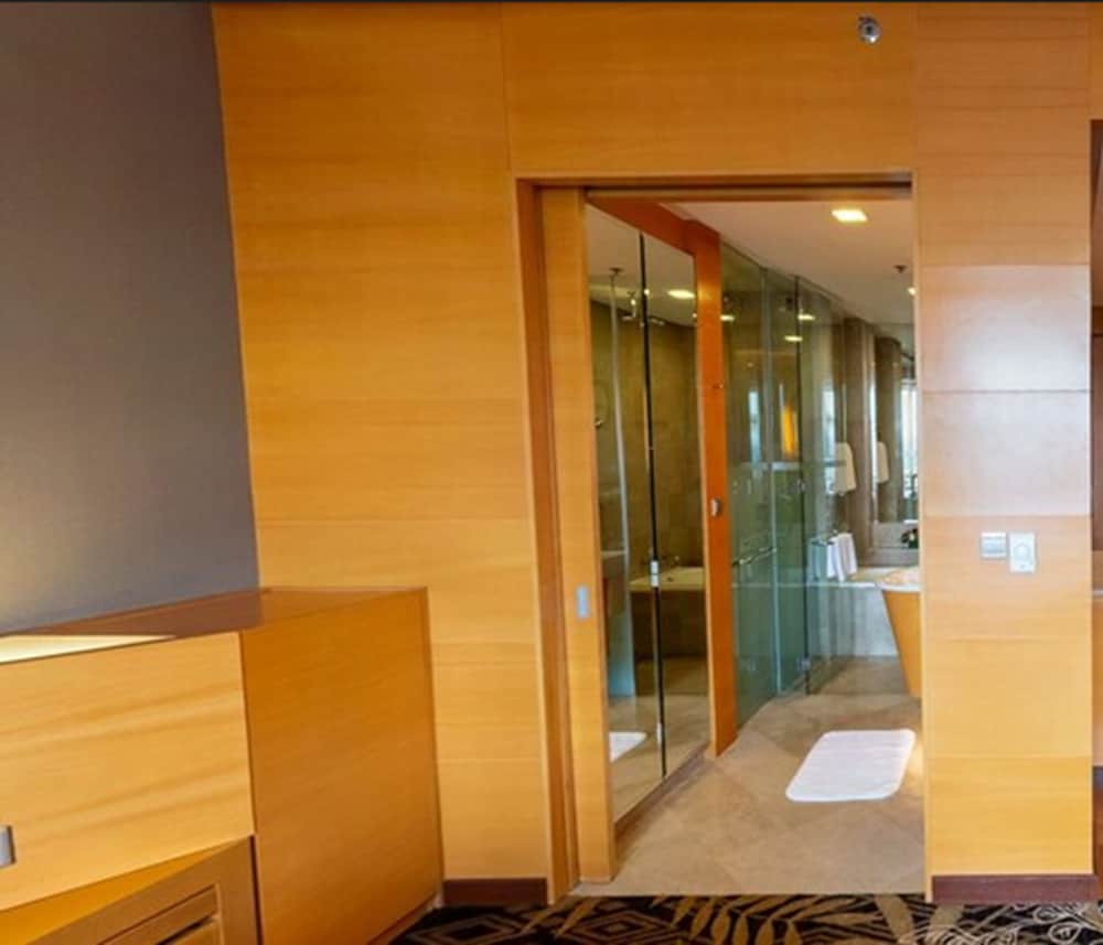 Deluxe Room, 1 King Bed, City View thumbnail 6