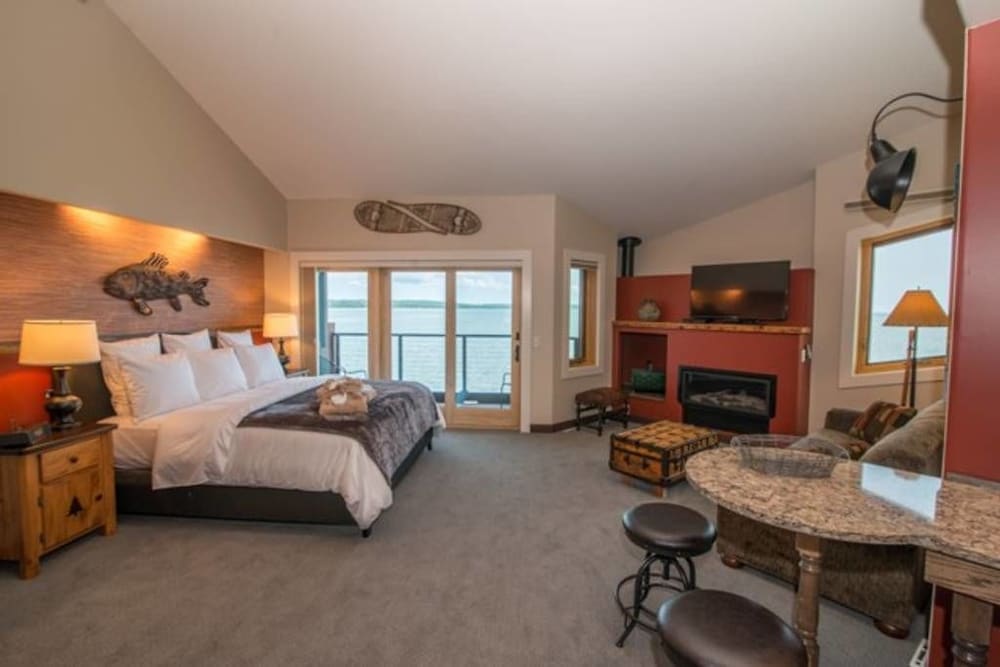 Design Suite, 1 King Bed with Sofa bed, Non Smoking (Northland Voyageur #4)