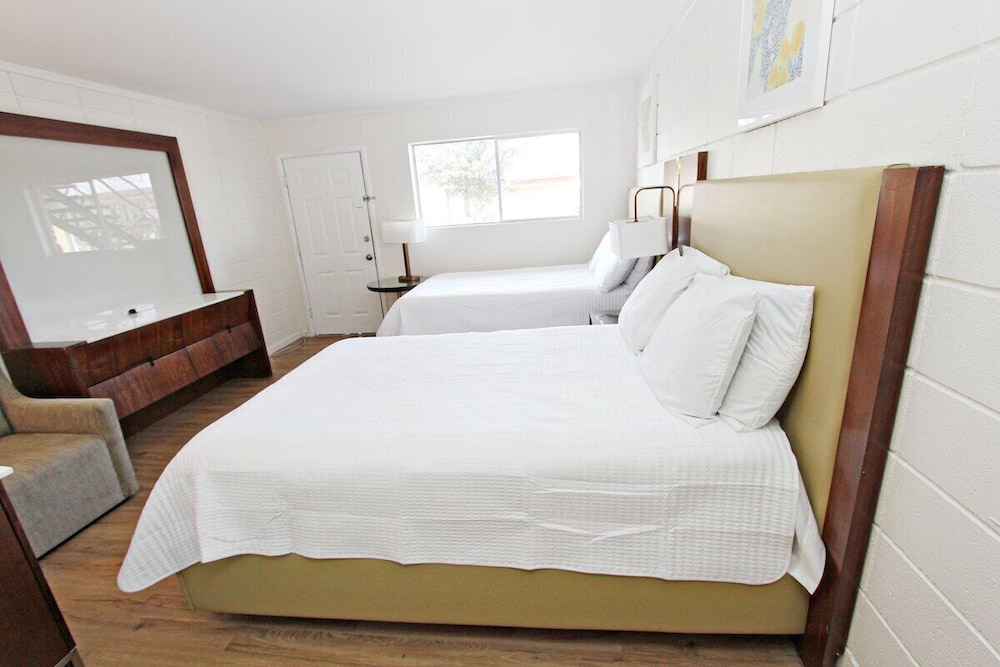 Room, 2 Queen Beds - Photo 3