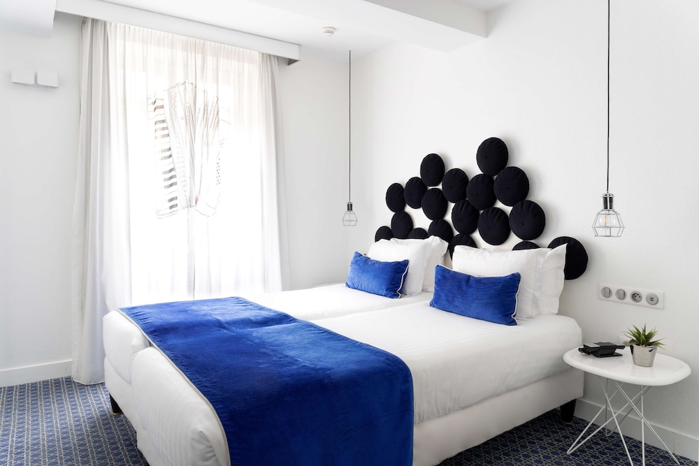 Standard Room with Twin Beds, includes soft minibar, courtesy tray, digital press photo 3
