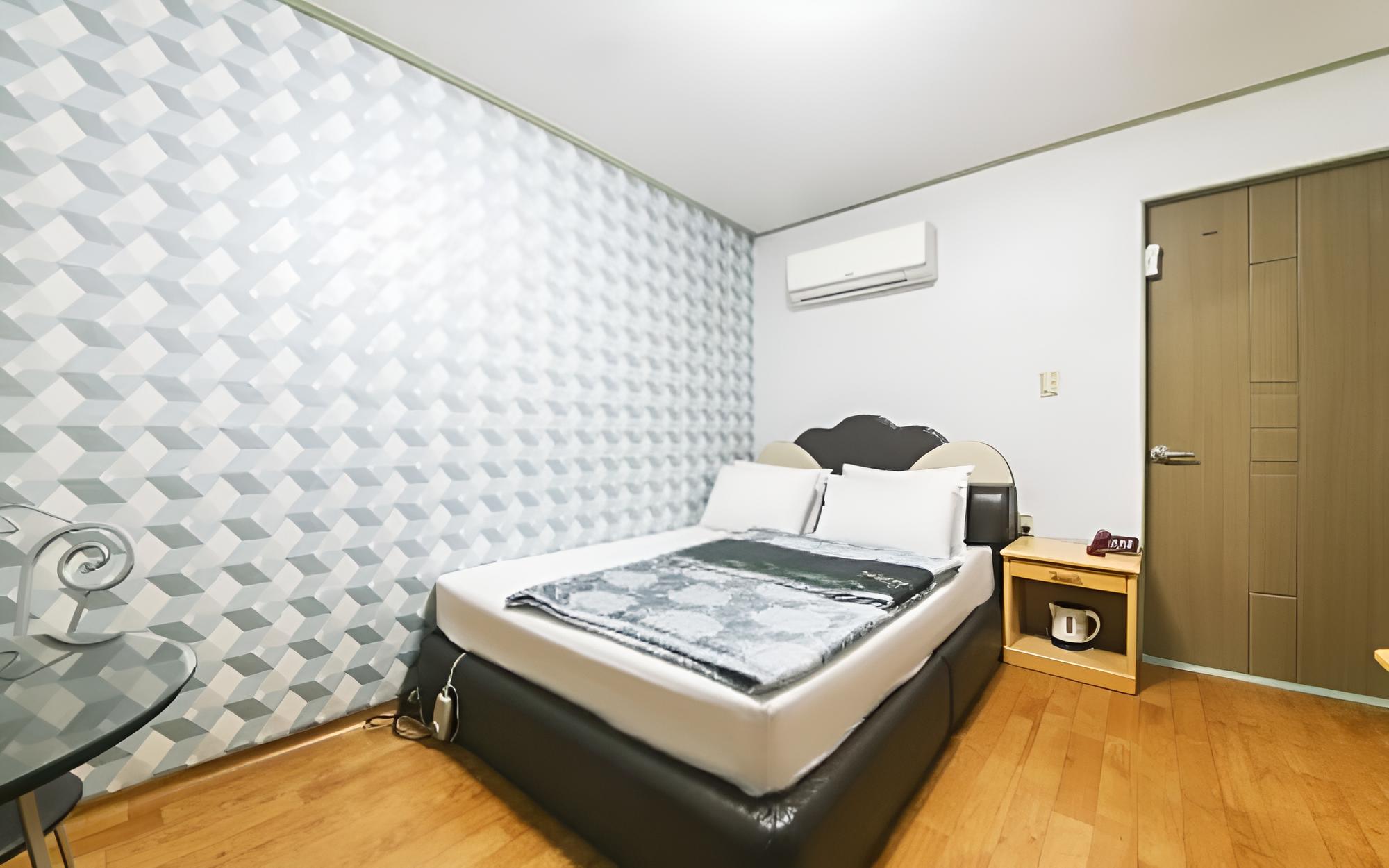 Room (Standard) - Photo 15
