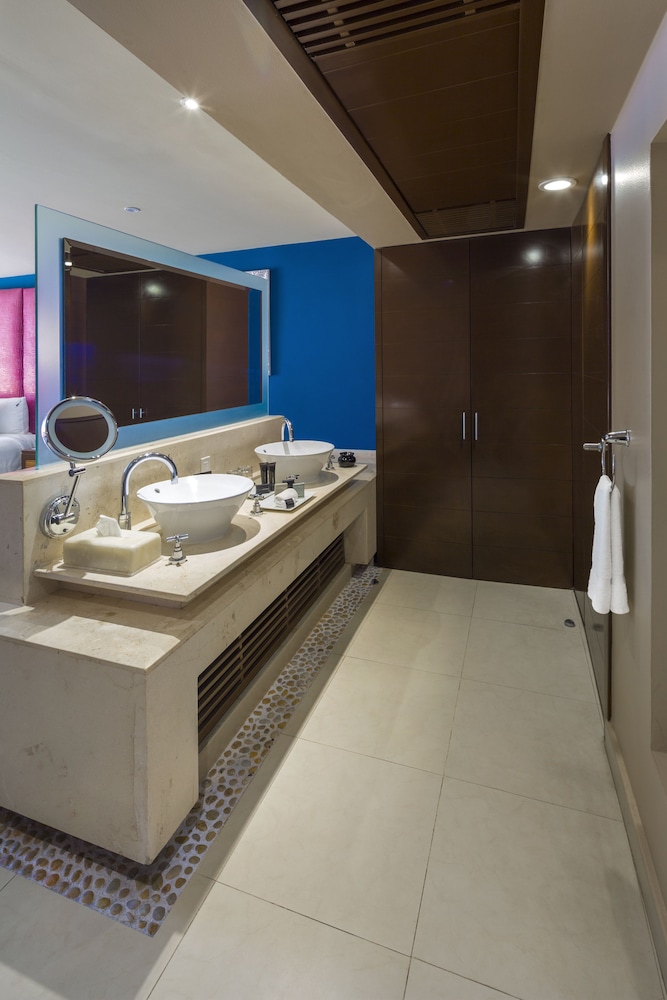 Deluxe Room, 1 King Bed, Lagoon View (Classic) photo 2