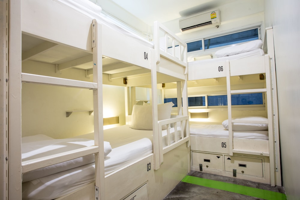 6 Bunk Beds Mixed Dorm photo 2