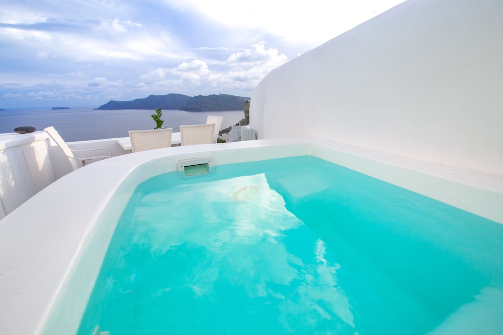 Deluxe Two-Bedroom Cave Suite with Hot Tub and Caldera View (Lavender) photo 2