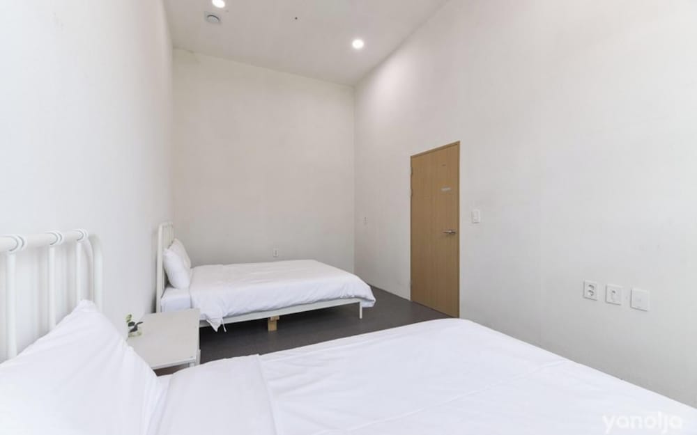 Room (8-person two-room No 303)