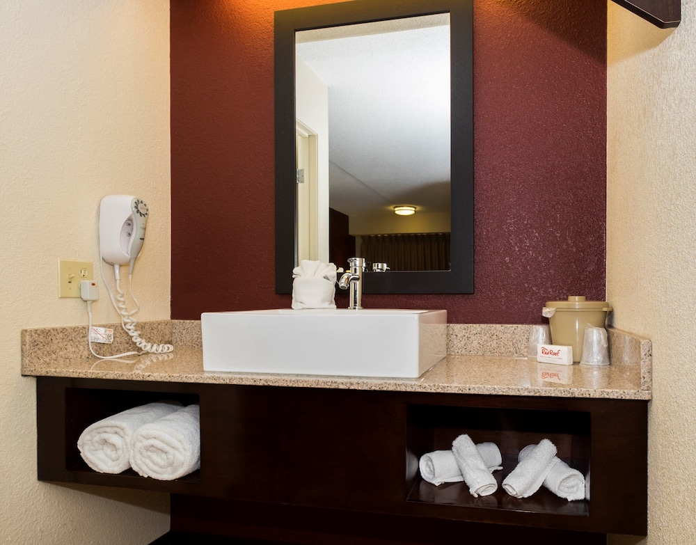 Premium Room, 1 King Bed (Upgraded Bedding & Snack, Smoke Free) - Photo 7