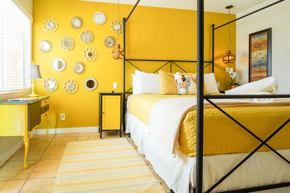 Rm 03 | The Goldfinger Room photo 1