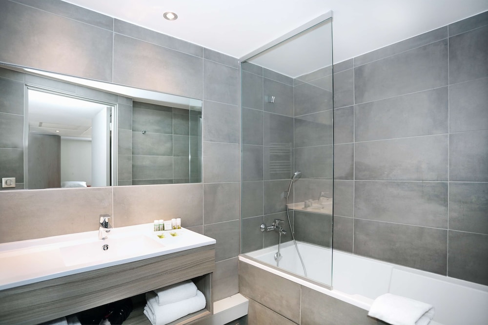 Junior Suite, 1 King Bed, Non Smoking (Living Room;Twin bed on request) - Photo 6