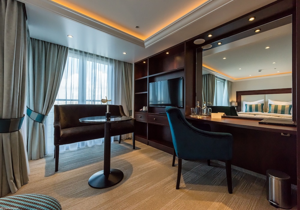 Business Suite, 1 Queen Bed, Balcony, River View