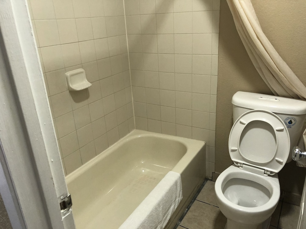 Basic Room, 1 King Bed, Non Smoking - Photo 8