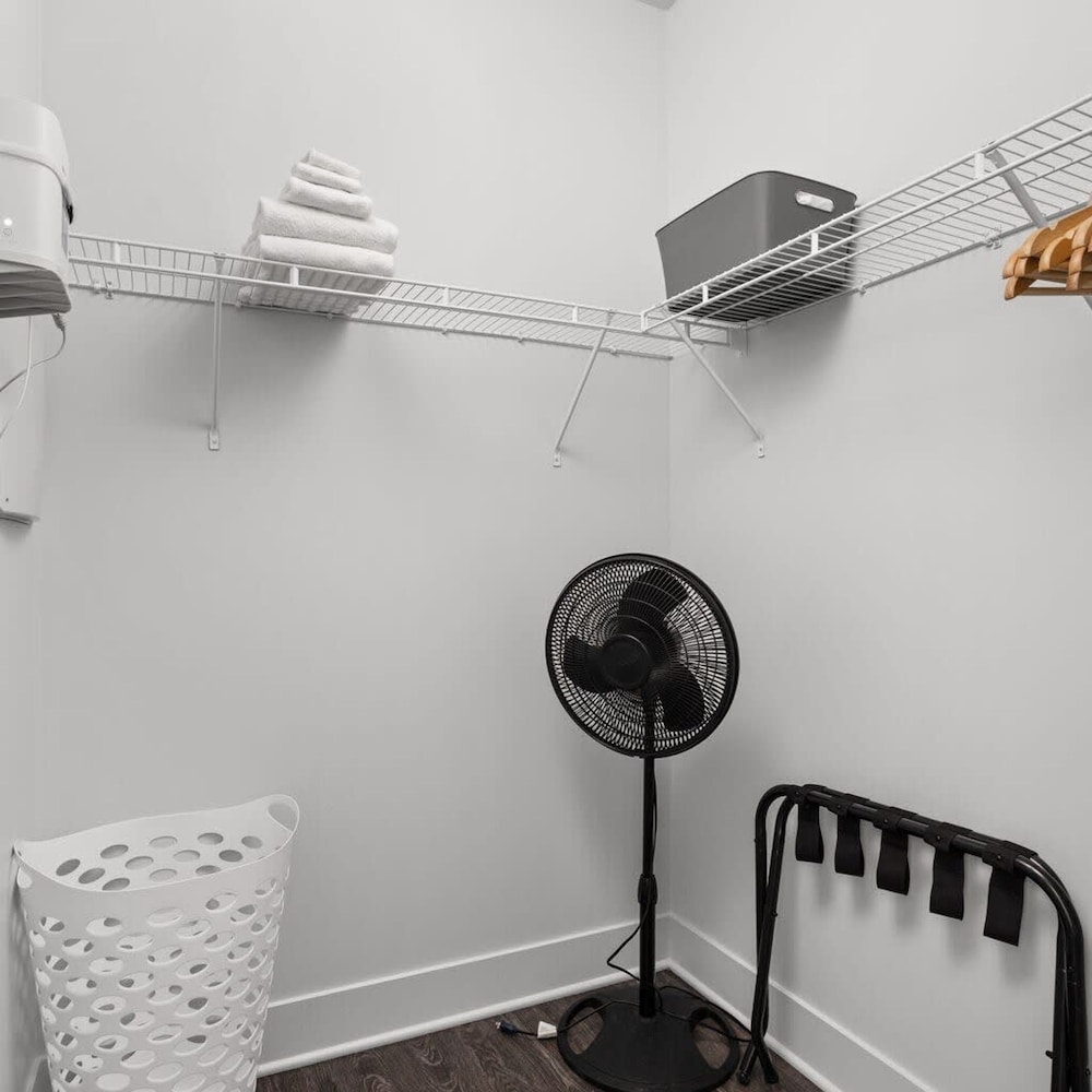 Cozysuites Spacious 2BR Next to Whole Foods, Photo 31