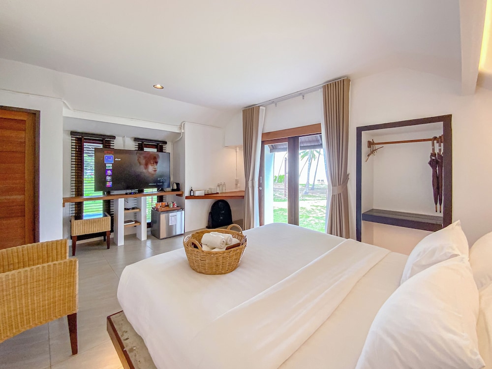 Beach Front Villa with Bathtub - Photo 9