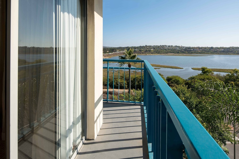 Suite, 1 Bedroom, Balcony, Bay View - Photo 10