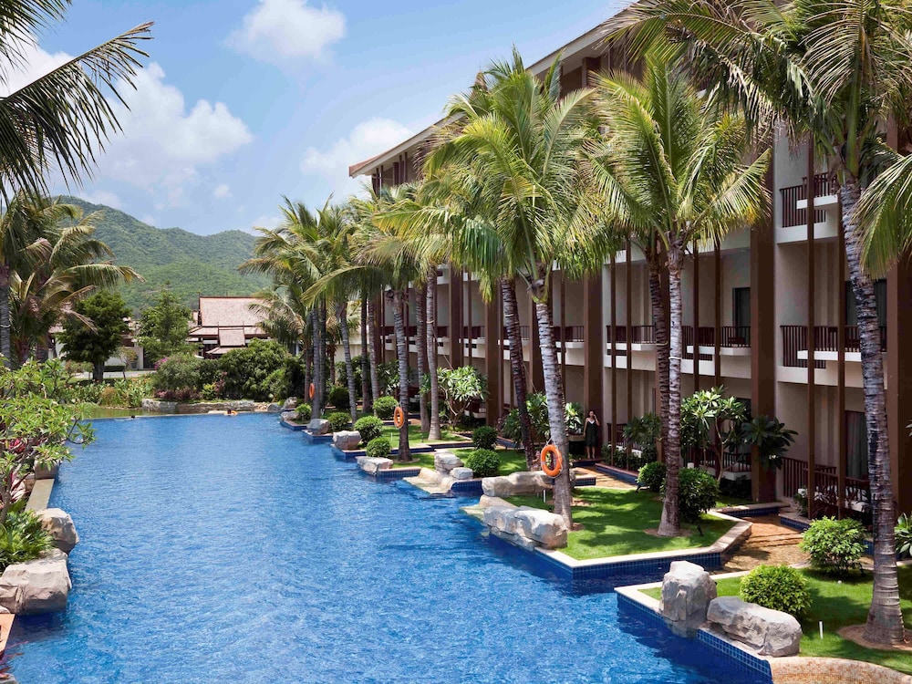 Deluxe Room, 1 King Bed, Pool View - Photo 8