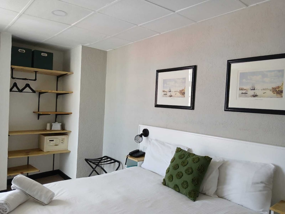 Deluxe Room, 1 queen bed, balcony - Photo 1