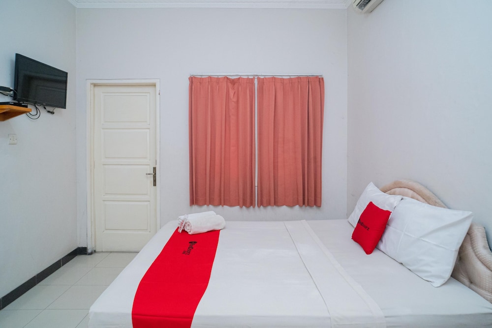 Double Room (RedDoorz) - Photo 7