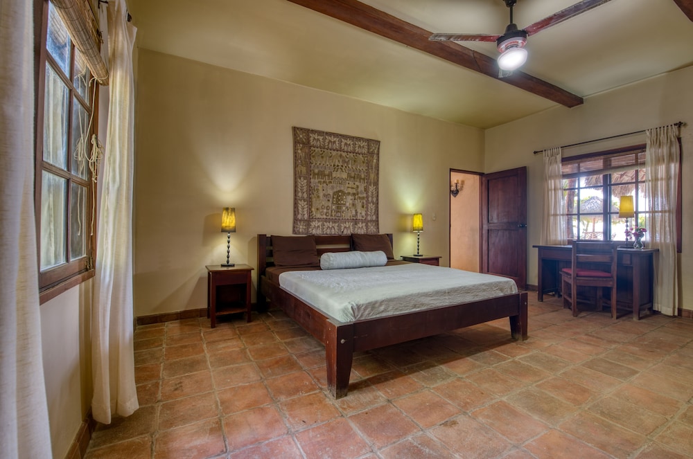 Deluxe Double Room, 1 King Bed, Private Bathroom, Pool View photo 3