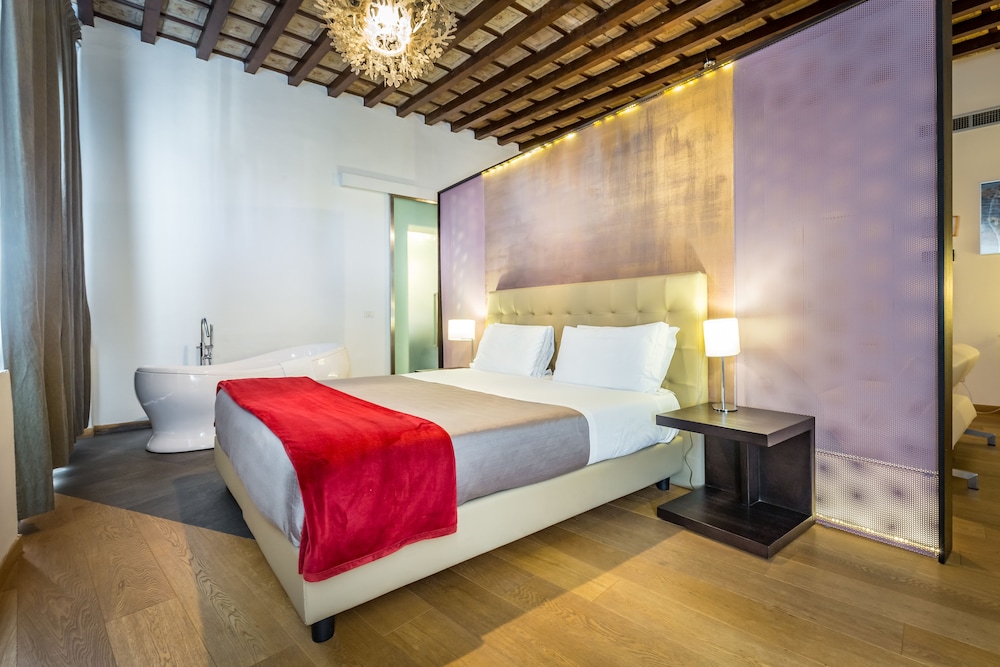 Suite, 1 Queen Bed, Garden View thumbnail 5