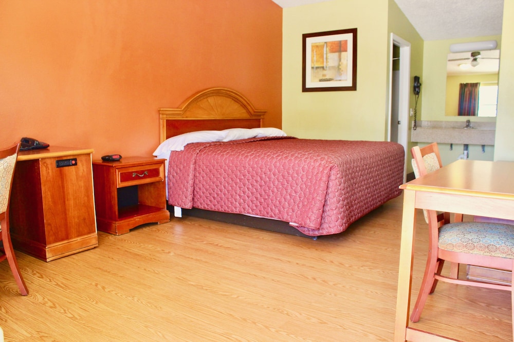 Standard Room, 1 King Bed photo 2