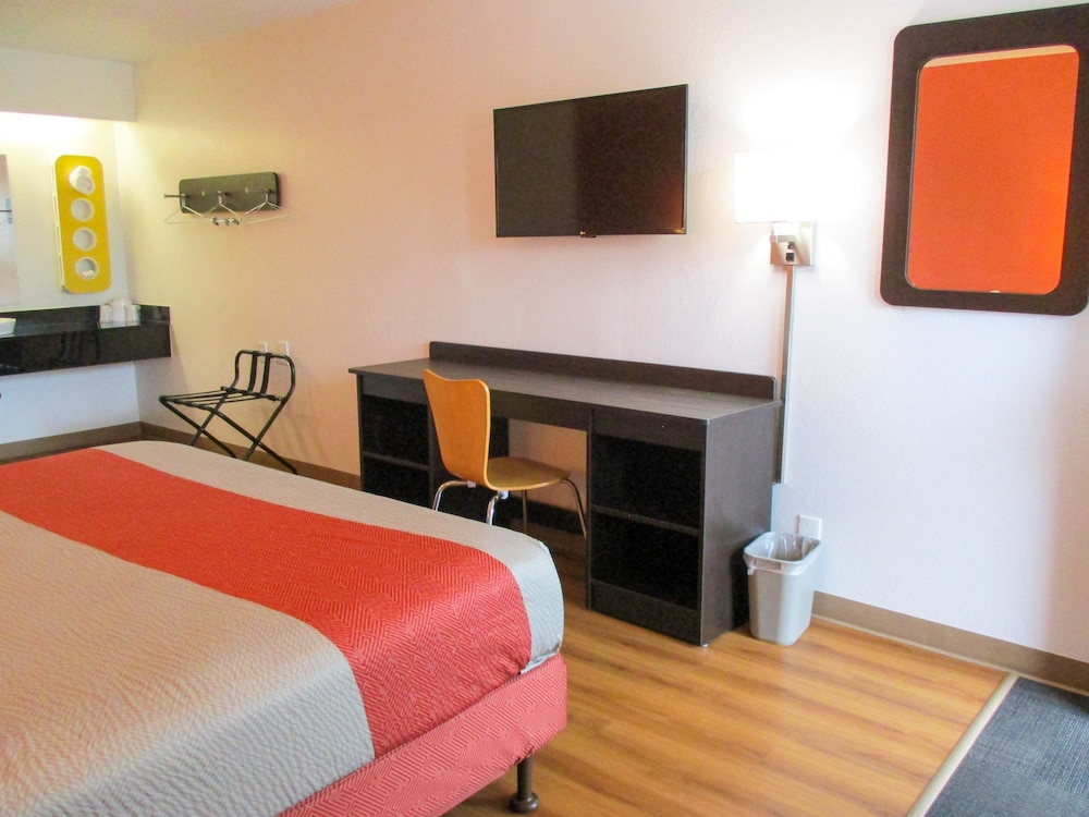 Standard Room, 1 King Bed, Accessible, Non Smoking - Photo 4
