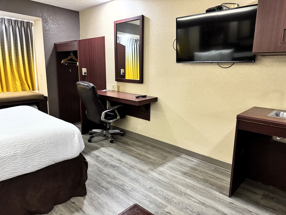 Room, 1 Queen Bed, Accessible, Non Smoking (Mobility/Hearing Impaired) - Photo 3