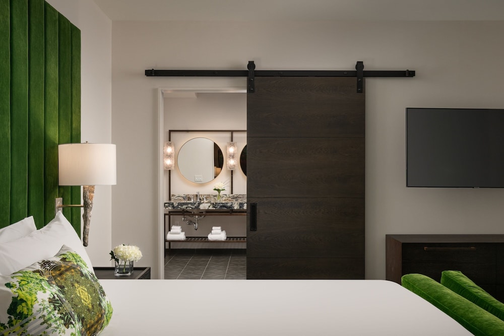 Suite, 1 Bedroom - Photo 2