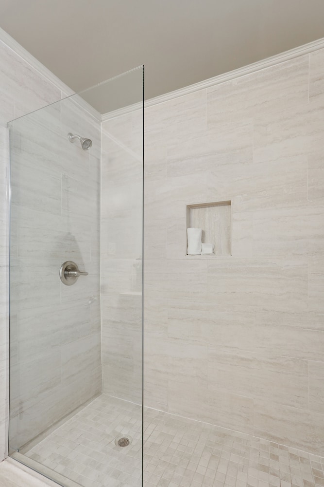 King Suite - Photo 7