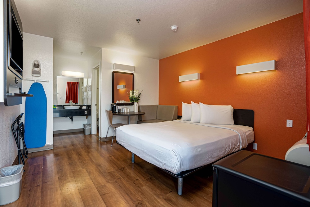 Standard Room, 1 Queen Bed, Non Smoking photo 1
