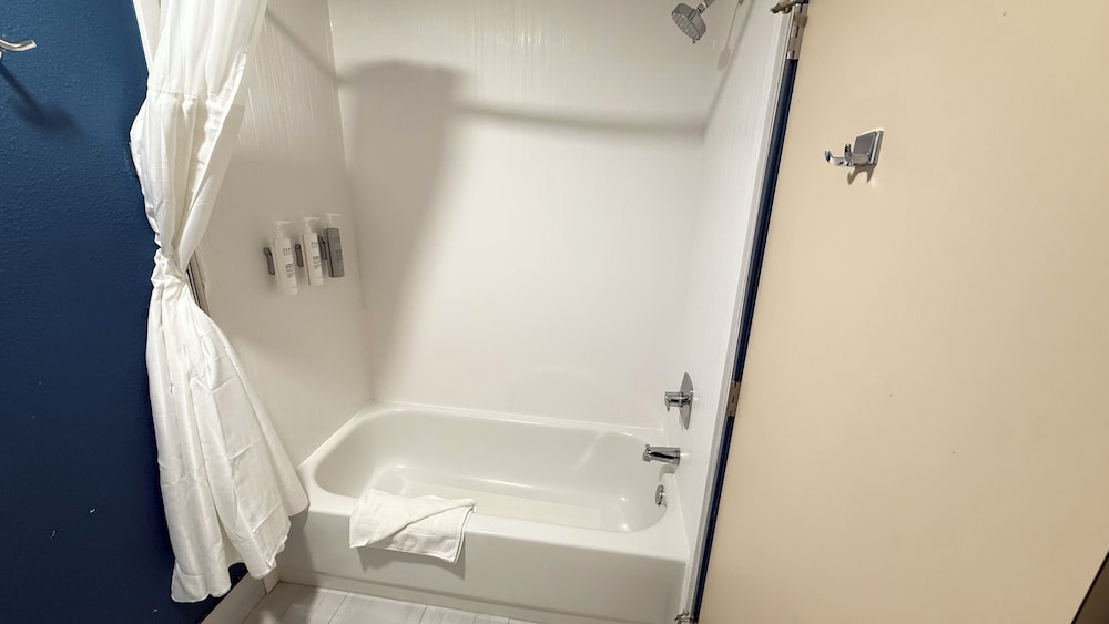 Room, 2 Queen Beds - Photo 6