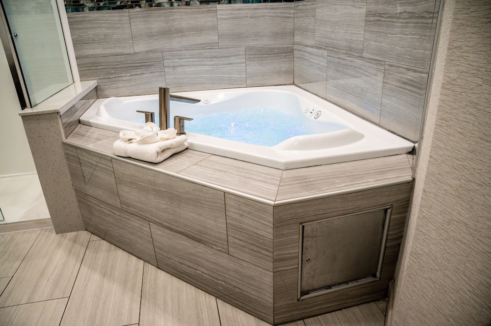 1 King Whirlpool Suite with Pullout Sofa - Photo 12