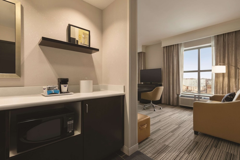 Studio Suite, 1 King Bed, Accessible (Roll-in Shower)