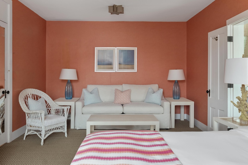 Room, 1 King Bed (Tides | Seating Area) photo 2