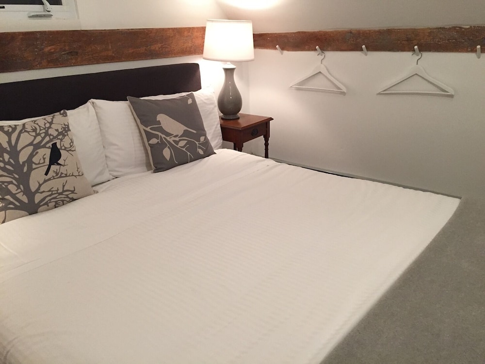 Standard Room, 1 Queen Bed (Second Floor - Room 7) photo 2