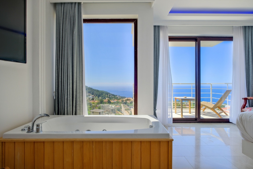 Deluxe Double with Bathtub - Photo 9