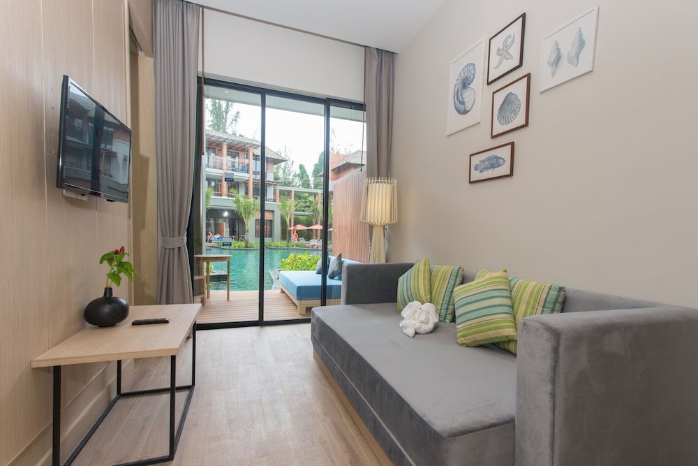 Deluxe Suite Pool Access with Jacuzzi photo 2