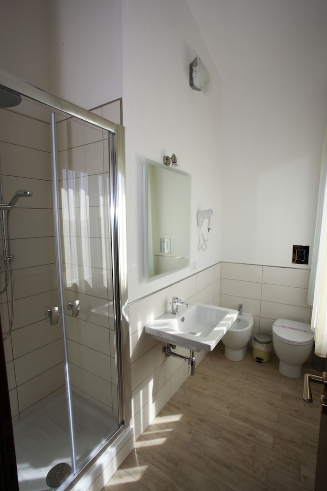 Double or Twin Room - Photo 13