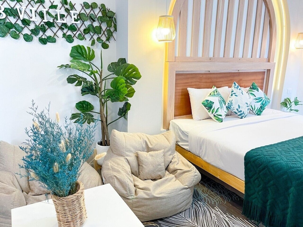 Deluxe Room, 1 King Bed, Non Smoking, Bathtub photo 2
