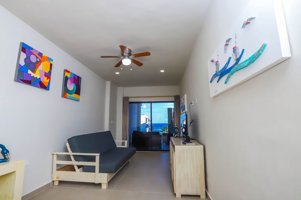 Panoramic Studio Suite, 1 King Bed, Balcony, Sea View photo 3