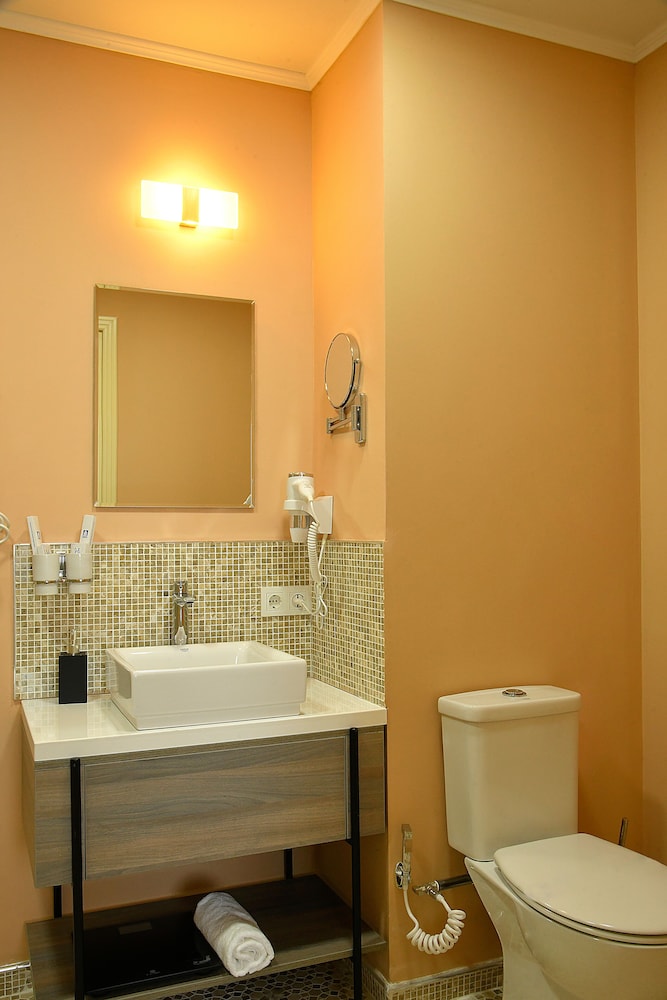 Deluxe Double Room - Photo 13