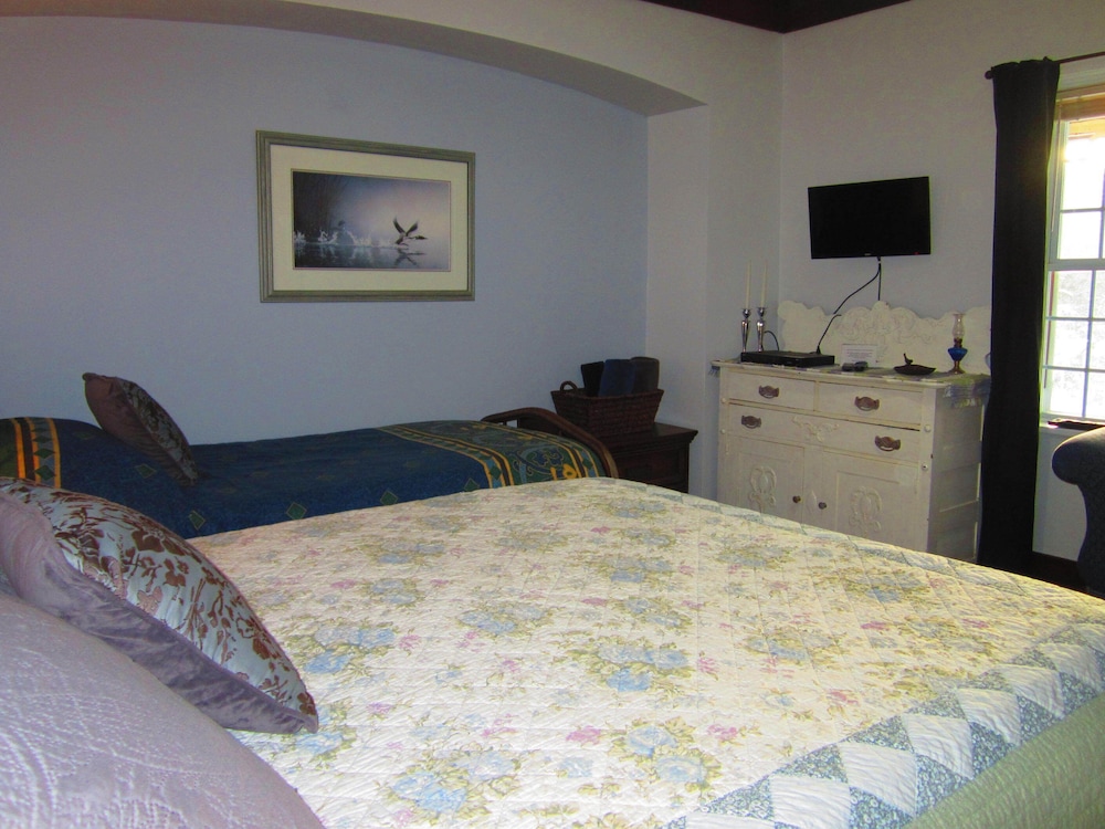 Standard Room, 1 Queen Bed, Shared Bathroom (Room 4) photo 2