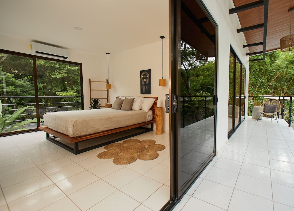 Design Studio, 1 Queen Bed, Balcony, Mountain View photo 2