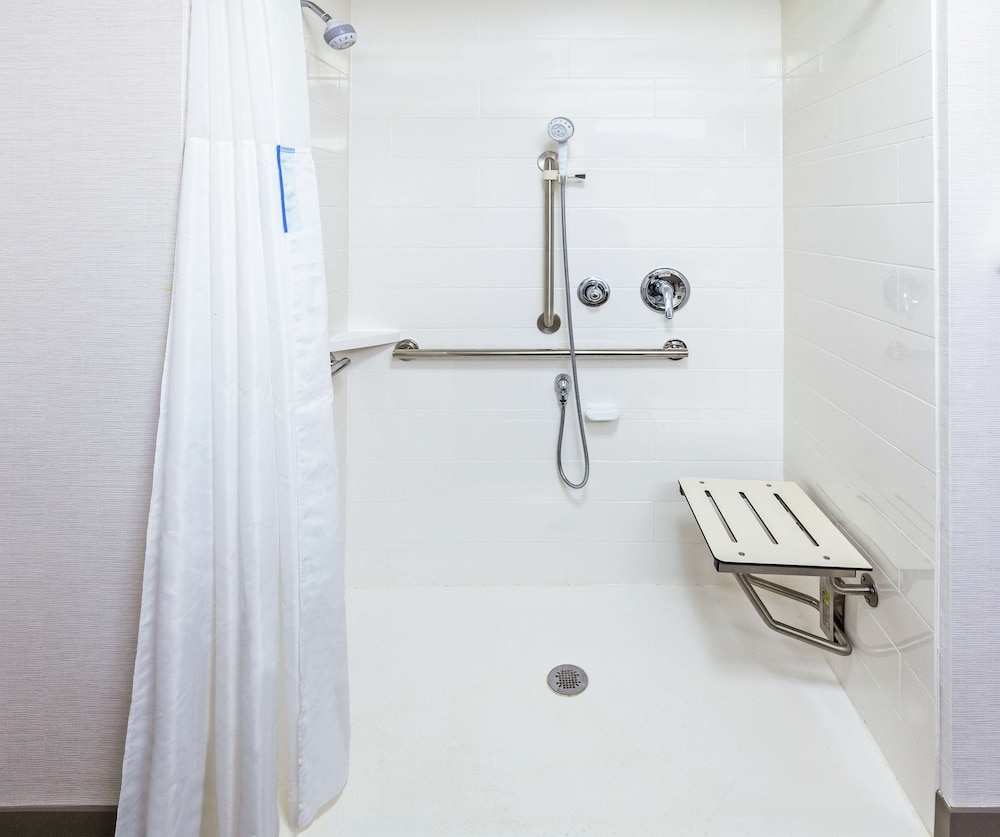 Room, 2 Queen Beds, Accessible (Roll-In Shower, Mobility & Hearing) - Photo 2