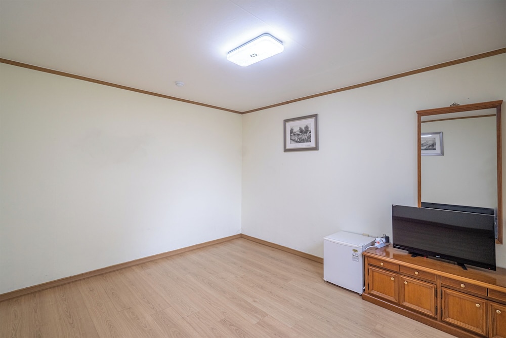 R02) Ondol Room for 3 people (No Kitchenette) photo 2