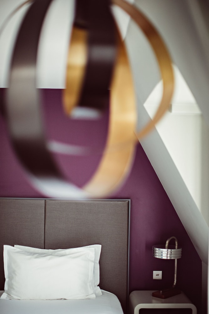 Deluxe Room thumbnail 6
