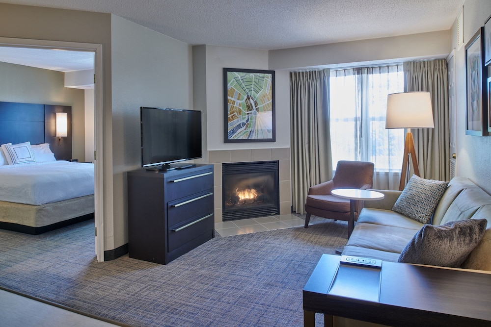 Suite, 2 Bedrooms, Fireplace (Mobility/Hearing Access, Roll-In Shwr) photo 1