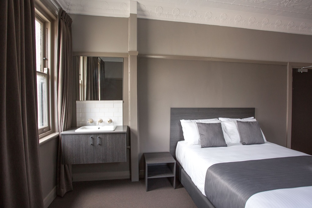 Design Room, 1 Queen Bed, Shared Bathroom photo 2
