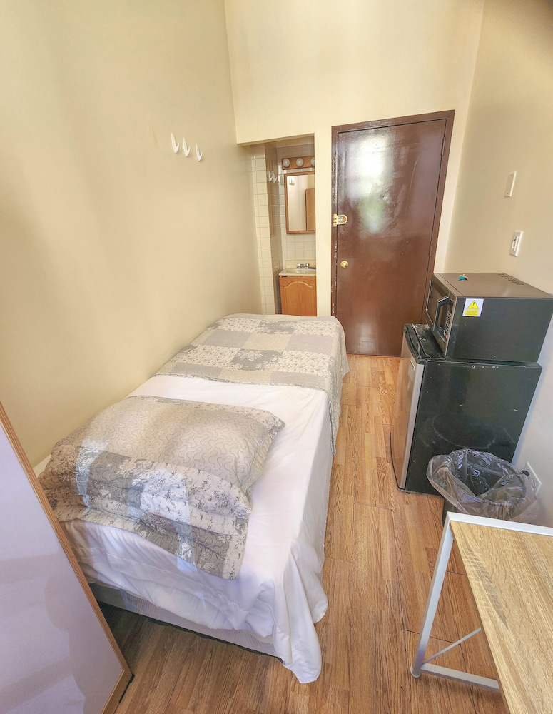 Comfort Single Room, Refrigerator & Microwave photo 2